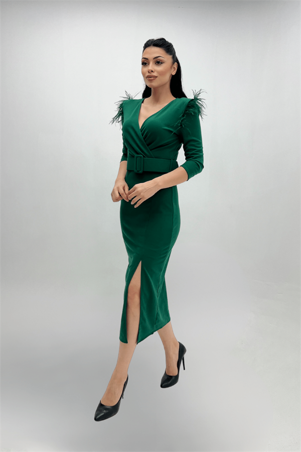 Krep Kumaş Omuzları Tüylü Yırtmaç Detaylı Abiye Elbise - ZÜMRÜT YEŞİL