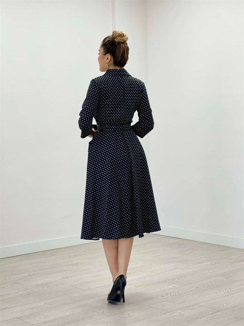 فستان متوسط ​​الطول بتصميم منقط من قماش الكريب