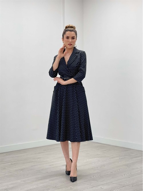 فستان متوسط ​​الطول بتصميم منقط من قماش الكريب