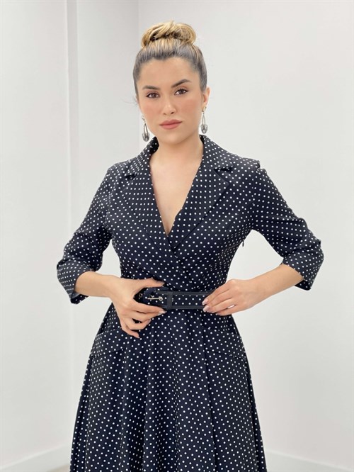 فستان متوسط ​​الطول بتصميم منقط من قماش الكريب