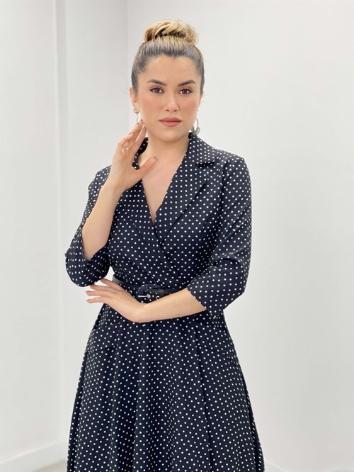 فستان متوسط ​​الطول بتصميم منقط من قماش الكريب