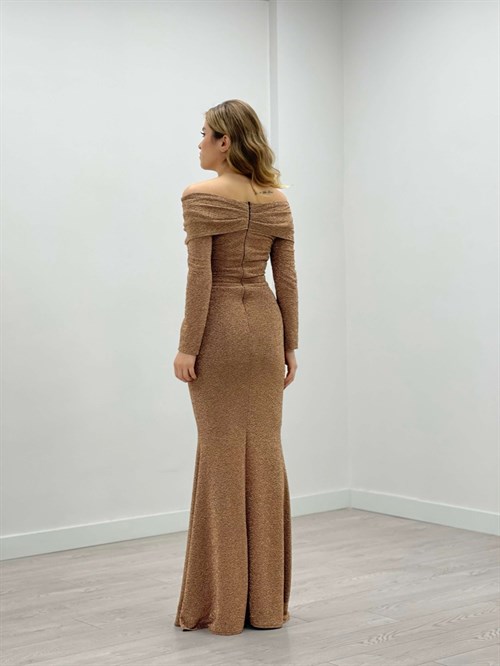 ذهب - فستان سمكة برقبة قارب من قماش لامع