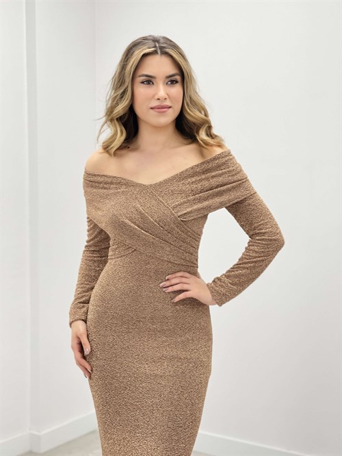 ذهب - فستان سمكة برقبة قارب من قماش لامع