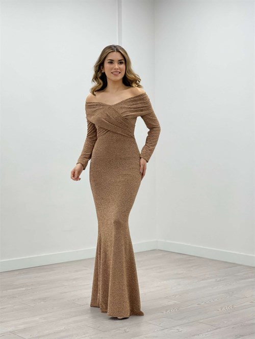 ذهب - فستان سمكة برقبة قارب من قماش لامع