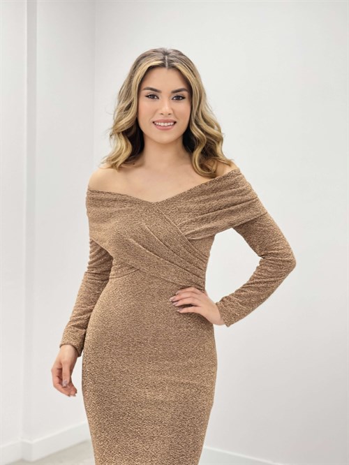 ذهب - فستان سمكة برقبة قارب من قماش لامع