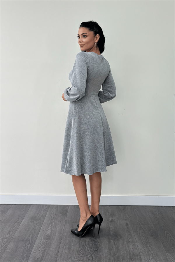 Pırıltılı Krep Kumaş Burgu Detaylı Midi Elbise - GÜMÜŞ