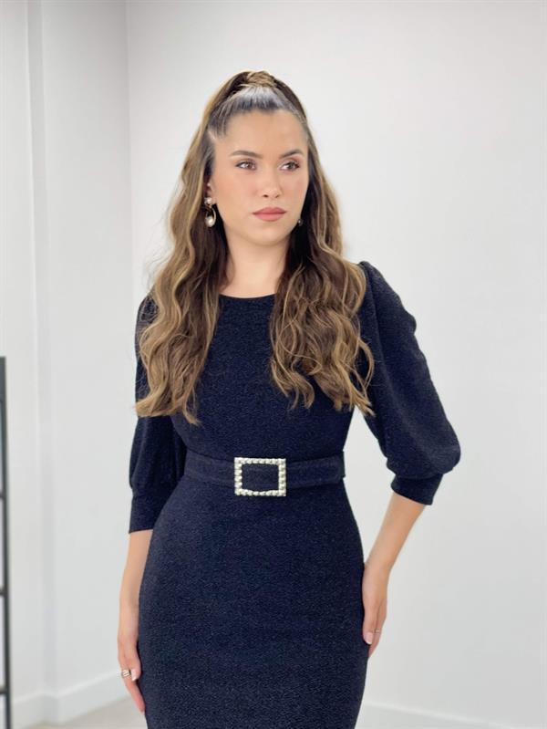 فستان شكل قلم رصاص بتفاصيل بالون بأكمام قماش متلألئة