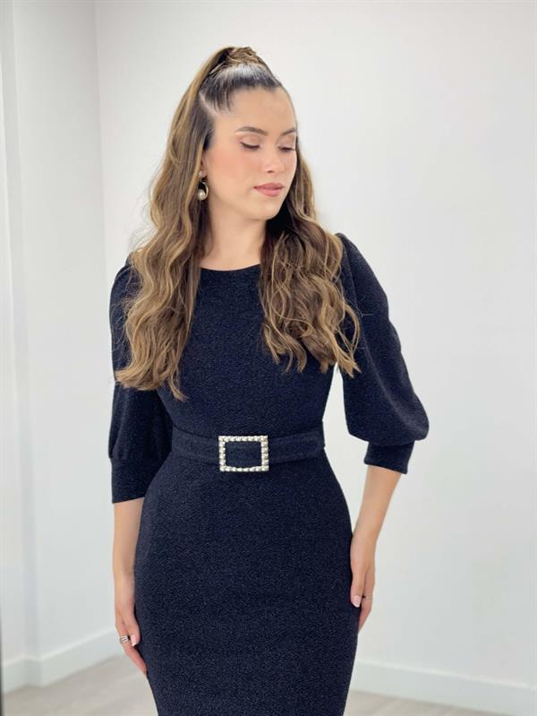 فستان شكل قلم رصاص بتفاصيل بالون بأكمام قماش متلألئة