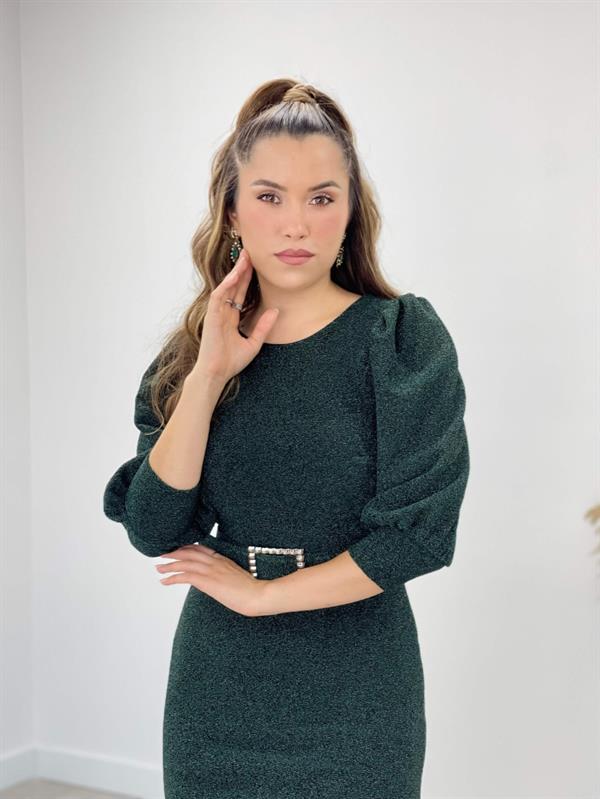 فستان شكل قلم رصاص بتفاصيل بالون بأكمام قماش متلألئة