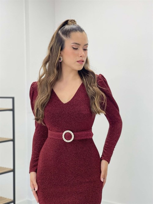 فستان سمكة بفتحة رقبة على شكل V من القماش اللامع