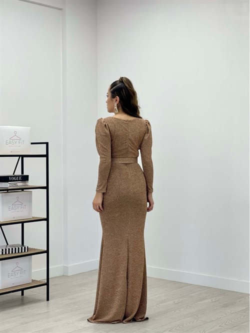 فستان سمكة بفتحة رقبة على شكل V من القماش اللامع