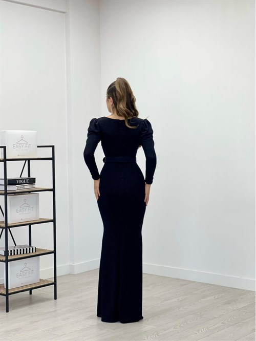 فستان سمكة بفتحة رقبة على شكل V من القماش اللامع