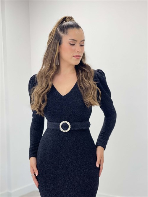 فستان سمكة بفتحة رقبة على شكل V من القماش اللامع