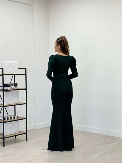 فستان سمكة بفتحة رقبة على شكل V من القماش اللامع