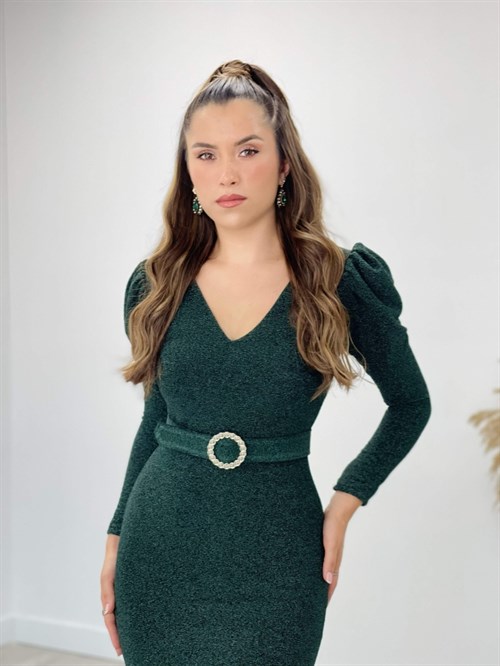 فستان سمكة بفتحة رقبة على شكل V من القماش اللامع