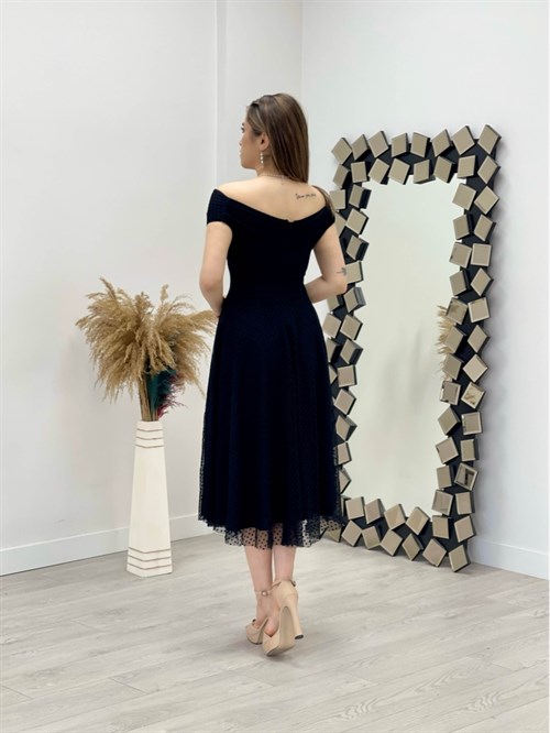 فستان ميدي بياقة على شكل قارب ومزين بتفاصيل منقطة - الأسود