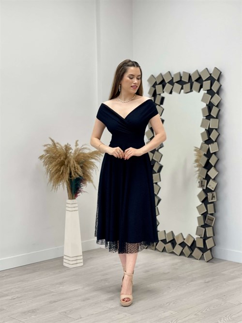 فستان ميدي بياقة على شكل قارب ومزين بتفاصيل منقطة - الأسود