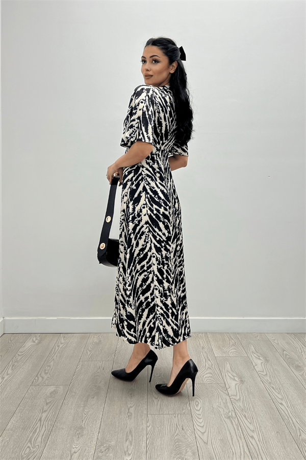 Saten Kumaş Göğsü  Büzgü Detaylı Elbise - SİYAH