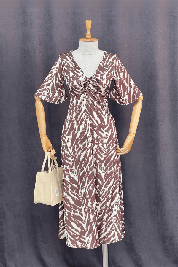 Saten Kumaş Göğsü  Büzgü Detaylı Elbise - KAHVERENGİ