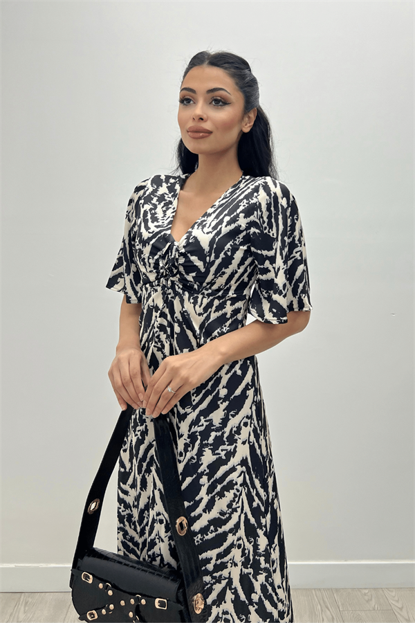 Saten Kumaş Göğsü  Büzgü Detaylı Elbise - SİYAH