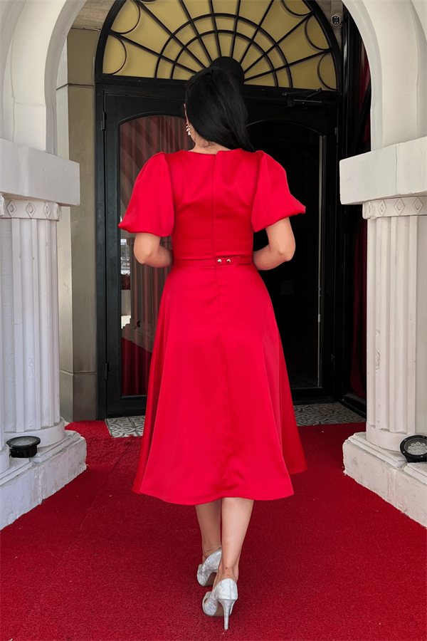 فستان ميدي بحزام من قماش الساتان - أحمر
