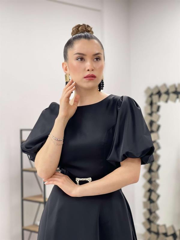 فستان ميدي بحزام من قماش الساتان - الأسود