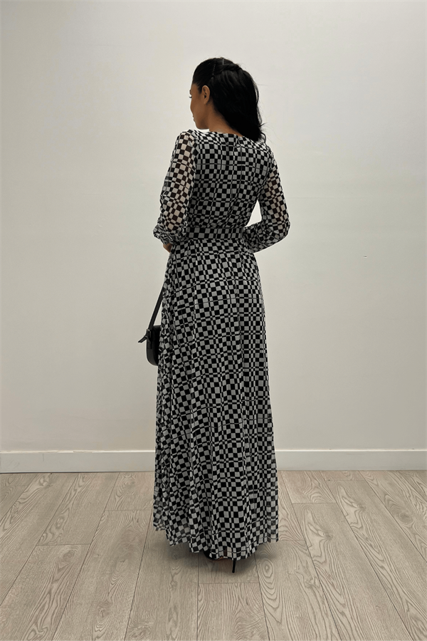 فستان ماكسي بطبعة مربعة من قماش التول - الأسود