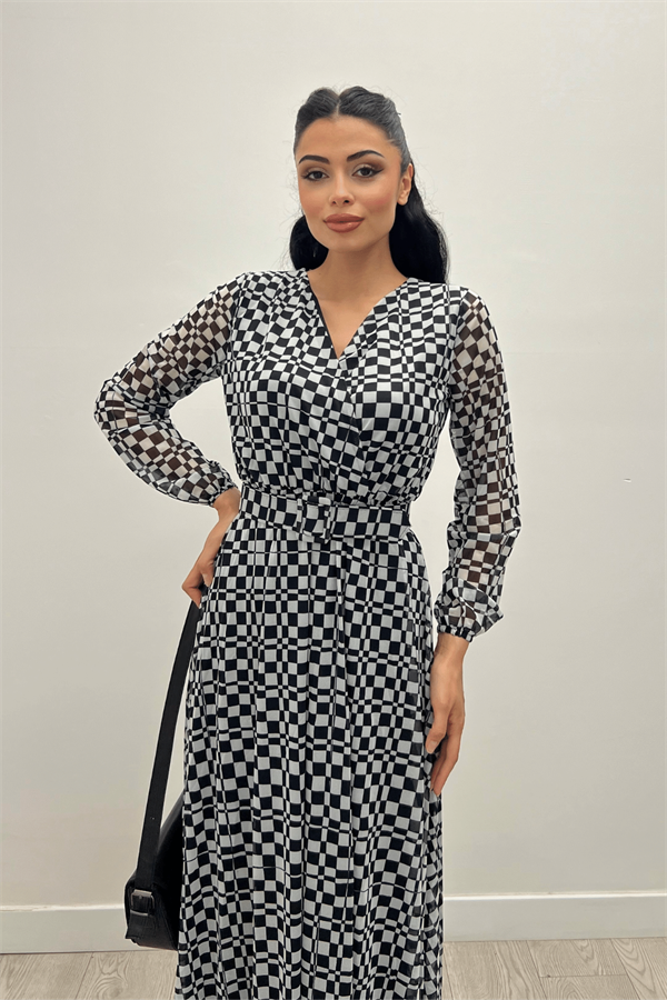 فستان ماكسي بطبعة مربعة من قماش التول - الأسود