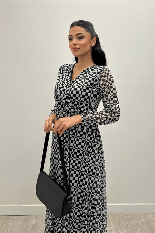 فستان ماكسي بطبعة مربعة من قماش التول - الأسود