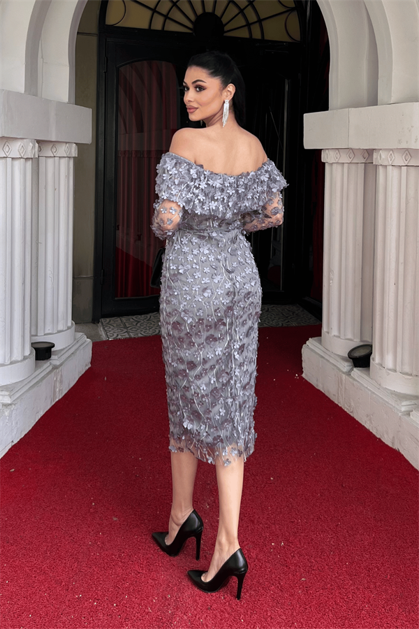 Üç Boyut Çiçekli Kumaş Kayık Yaka Kalem Elbise - GRİ