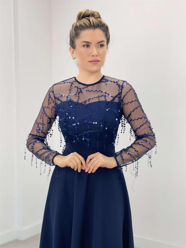 فستان متوسط ​​الطول من قماش الكريب بشراشيب من الأعلى بالترتر من الأسفل