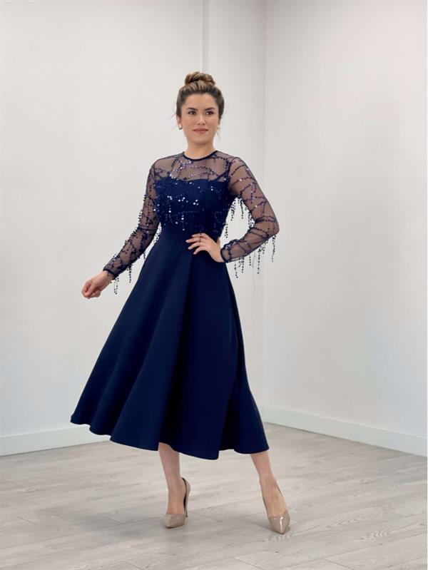 فستان متوسط ​​الطول من قماش الكريب بشراشيب من الأعلى بالترتر من الأسفل