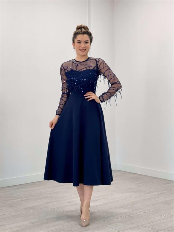 فستان متوسط ​​الطول من قماش الكريب بشراشيب من الأعلى بالترتر من الأسفل