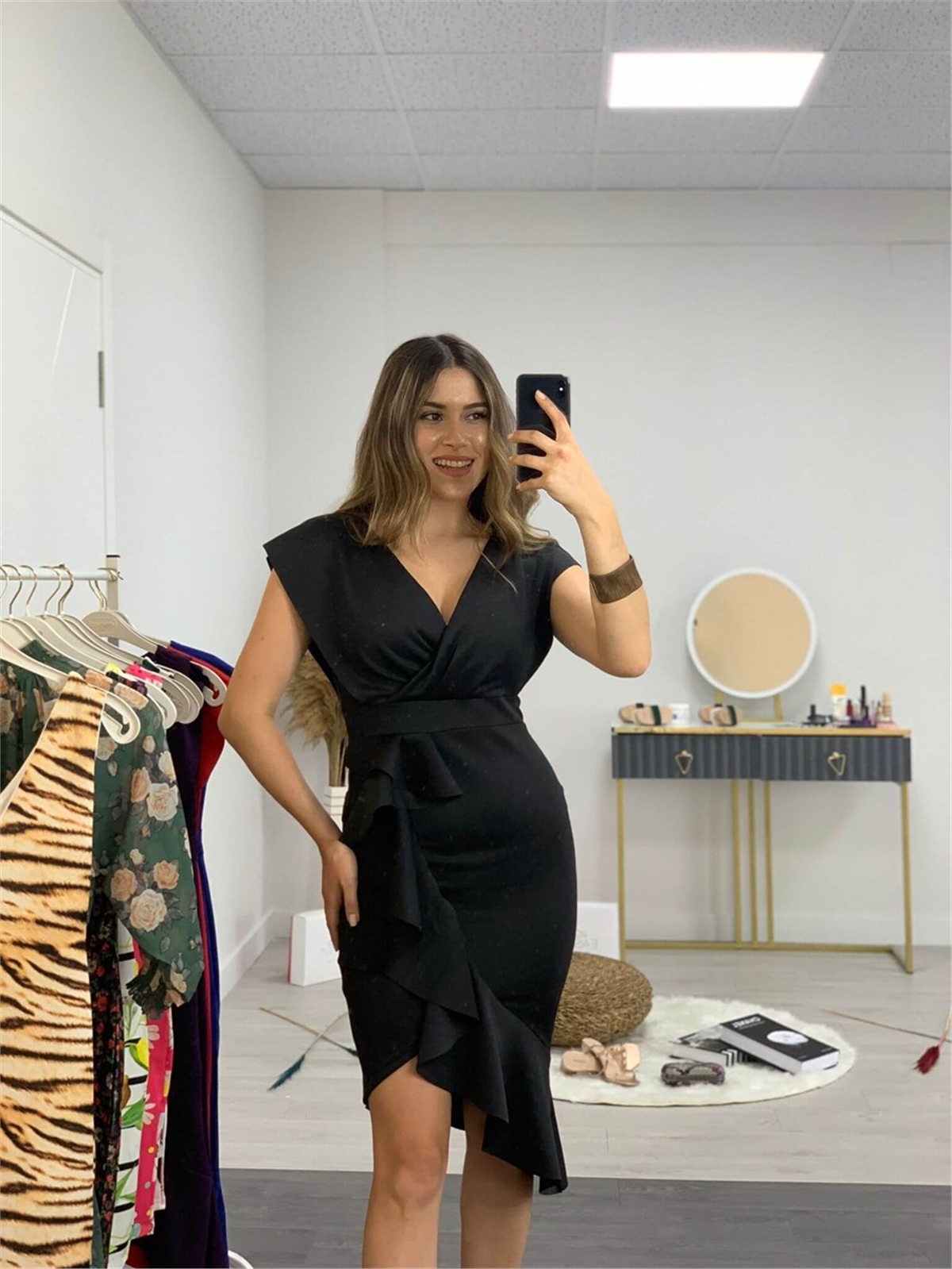 Scuba Kumaş Volan Detaylı Elbise - Siyah | Giyim Masalı