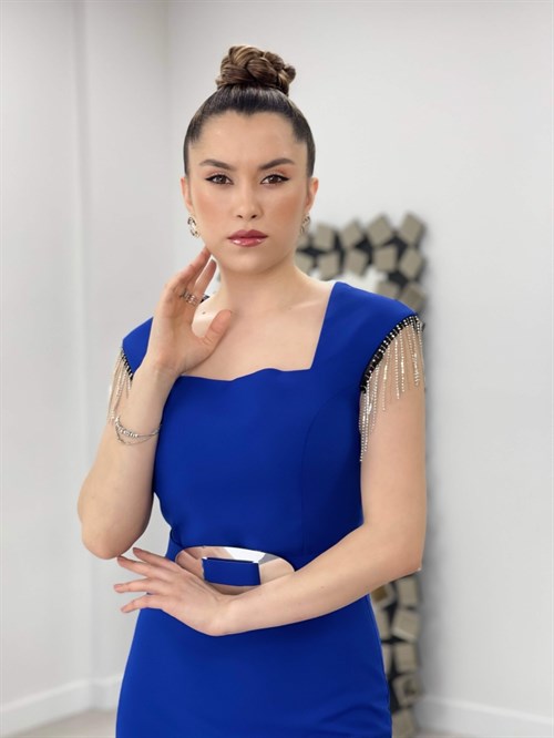 Atlas Kumaş Kare Yaka Omuz Taşlı Püsküllü Elbise - SAKS MAVİ