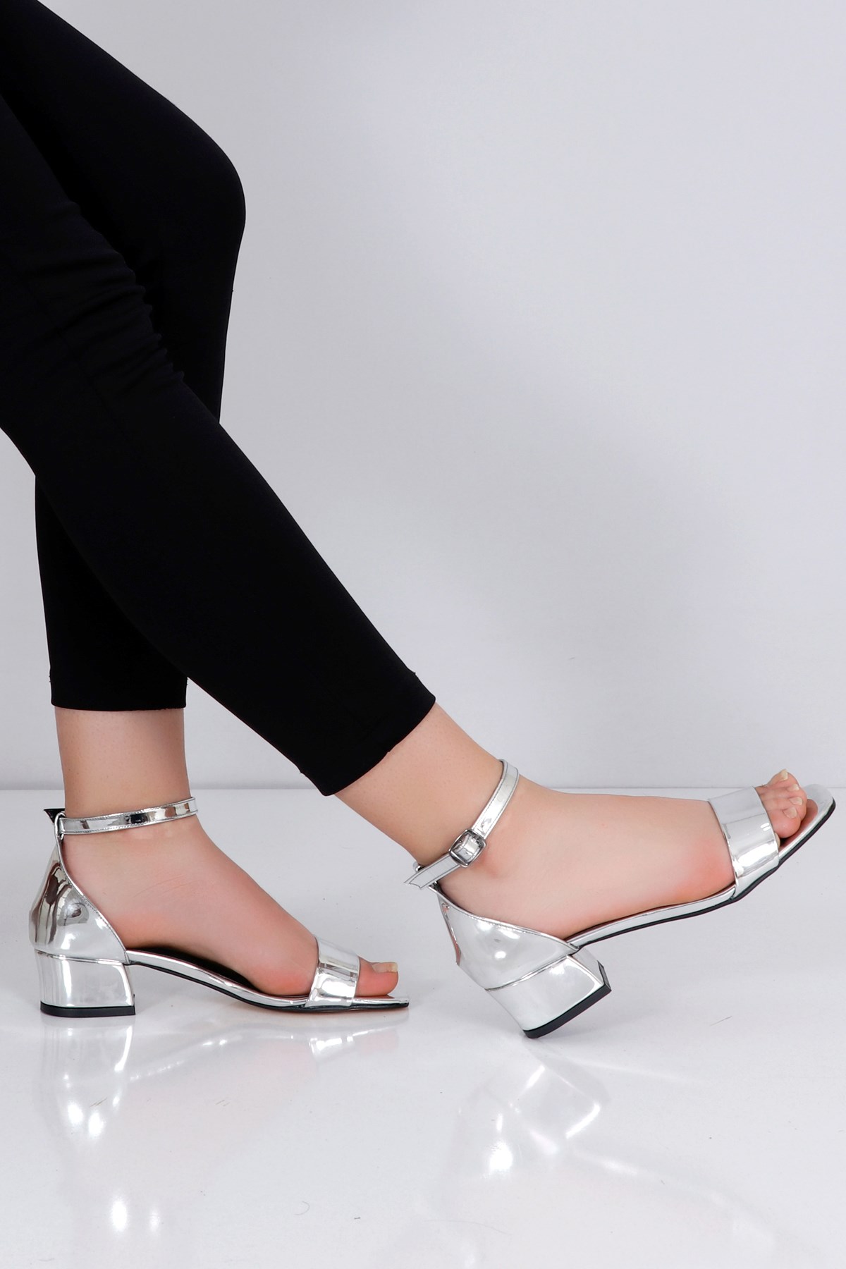Gümüş ayna Alçak Kalın Topuk Kadın Sandalet 7021 Fiyatı ve Modelleri