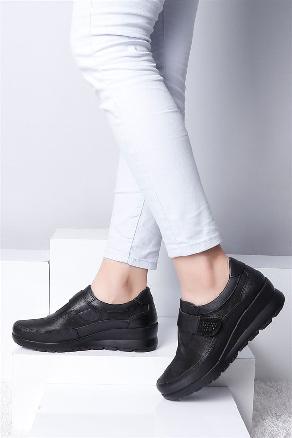 Siyah Kakiki Deri Dolgu Topuk Kadın Ayakkabı P28