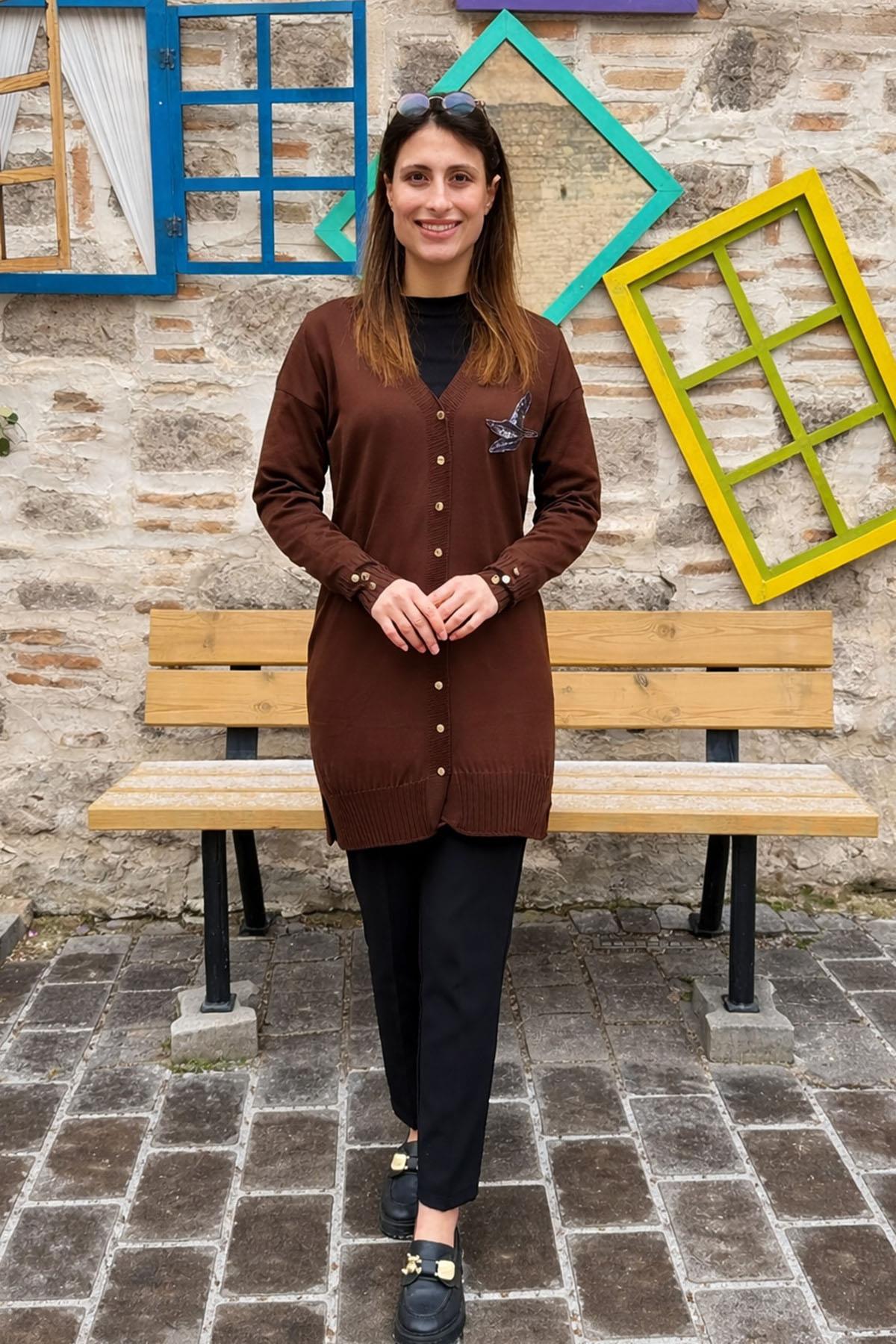 Kuş Nakışlı Pul Detaylı Triko Hırka - KAHVE