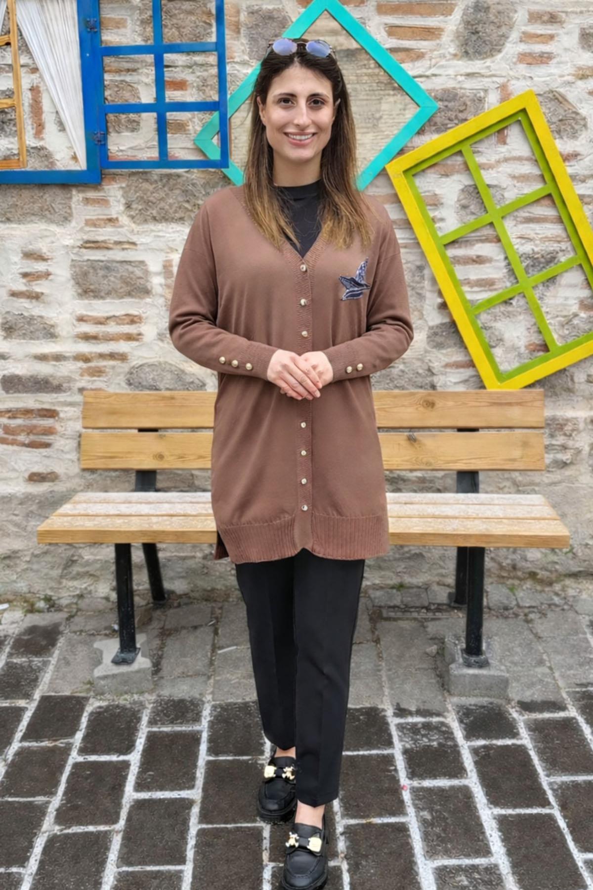 Kuş Nakışlı Pul Detaylı Triko Hırka - SÜTLÜ KAHVE