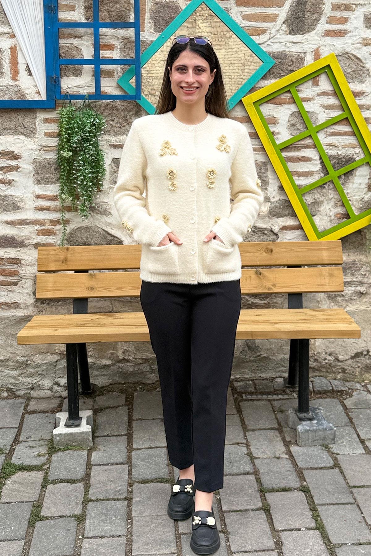 Pul Boncuk İşlemeli Düğmeli Yumoş Hırka - EKRU