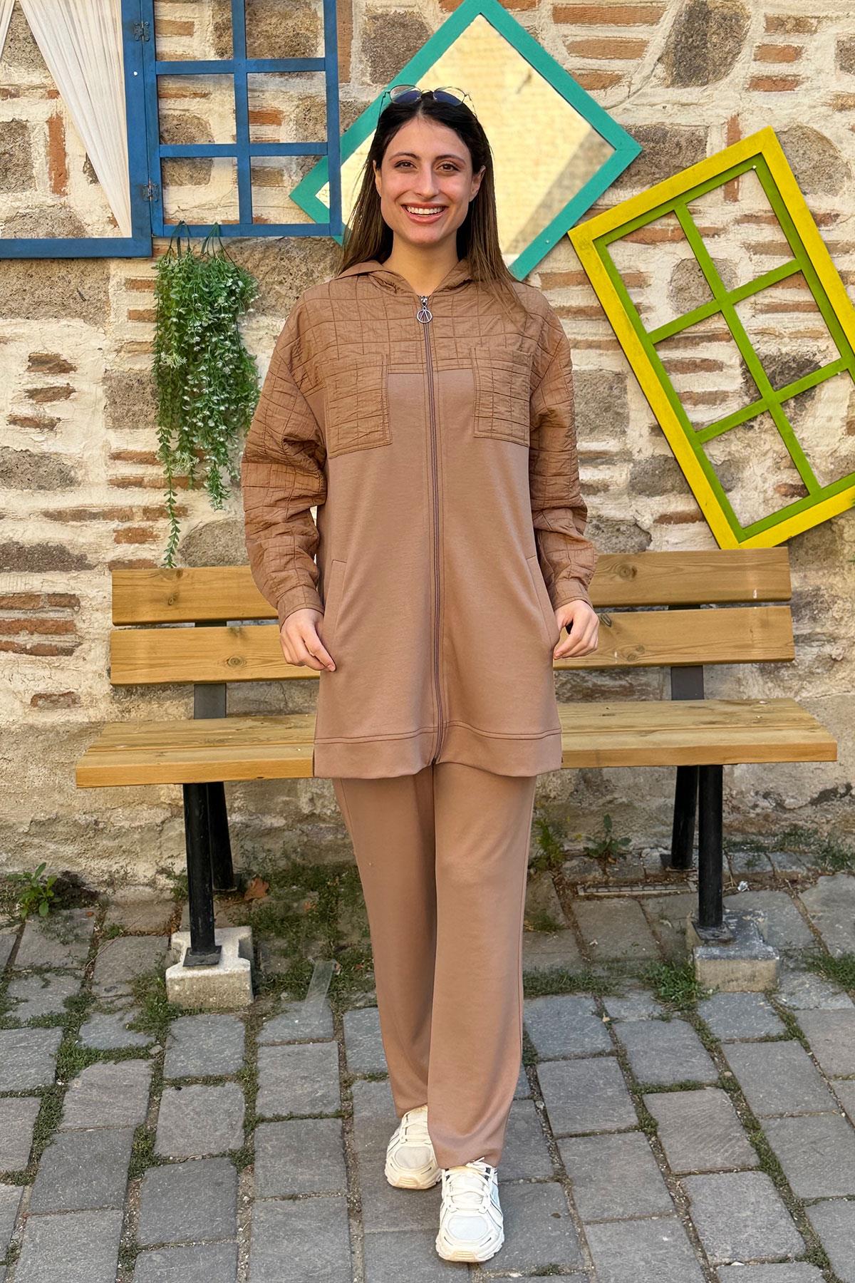 Sırtı Desenli Kapitone Garnili Pantolonlu Takım - CAMEL