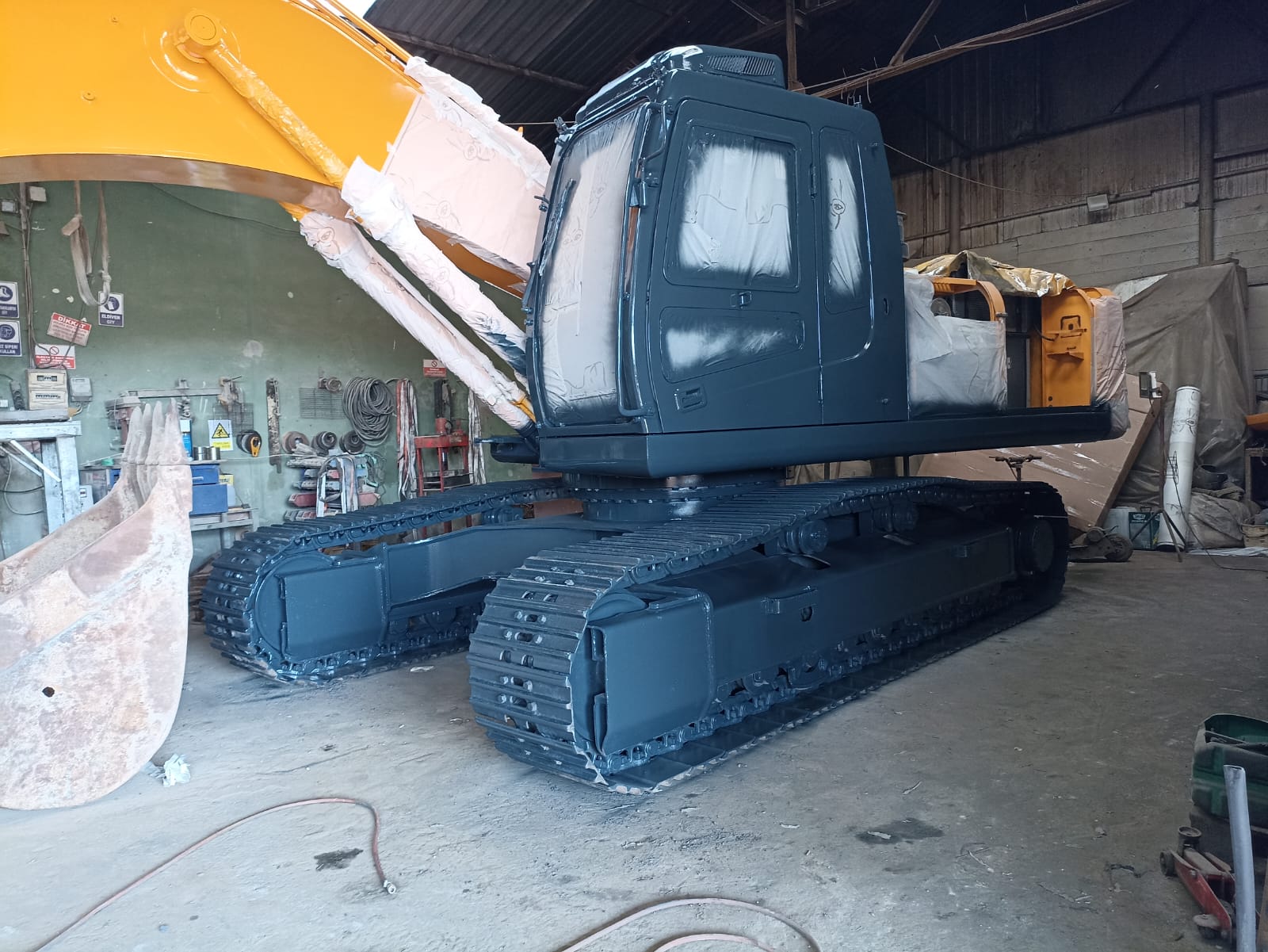 Обслуженный подержанный экскаватор