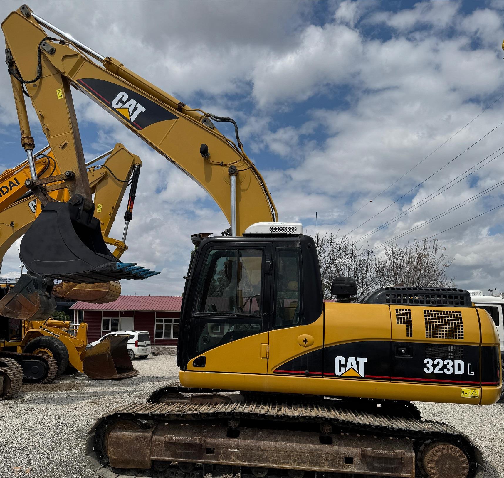 Caterpillar 323D Ekskavatör