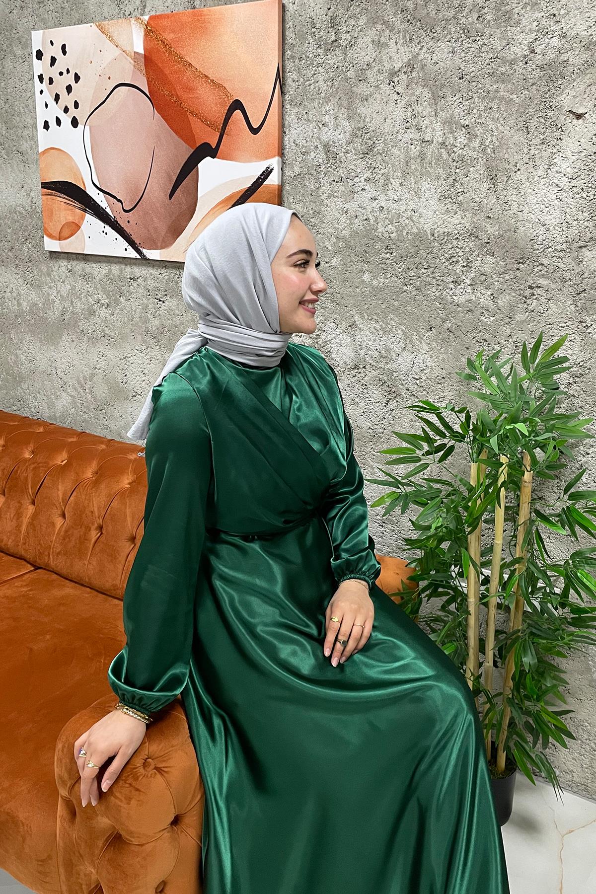 Hakim Yaka Kuşaklı Saten Zümrüt Yeşili Abiye Elbise | Tesettür Vagonu