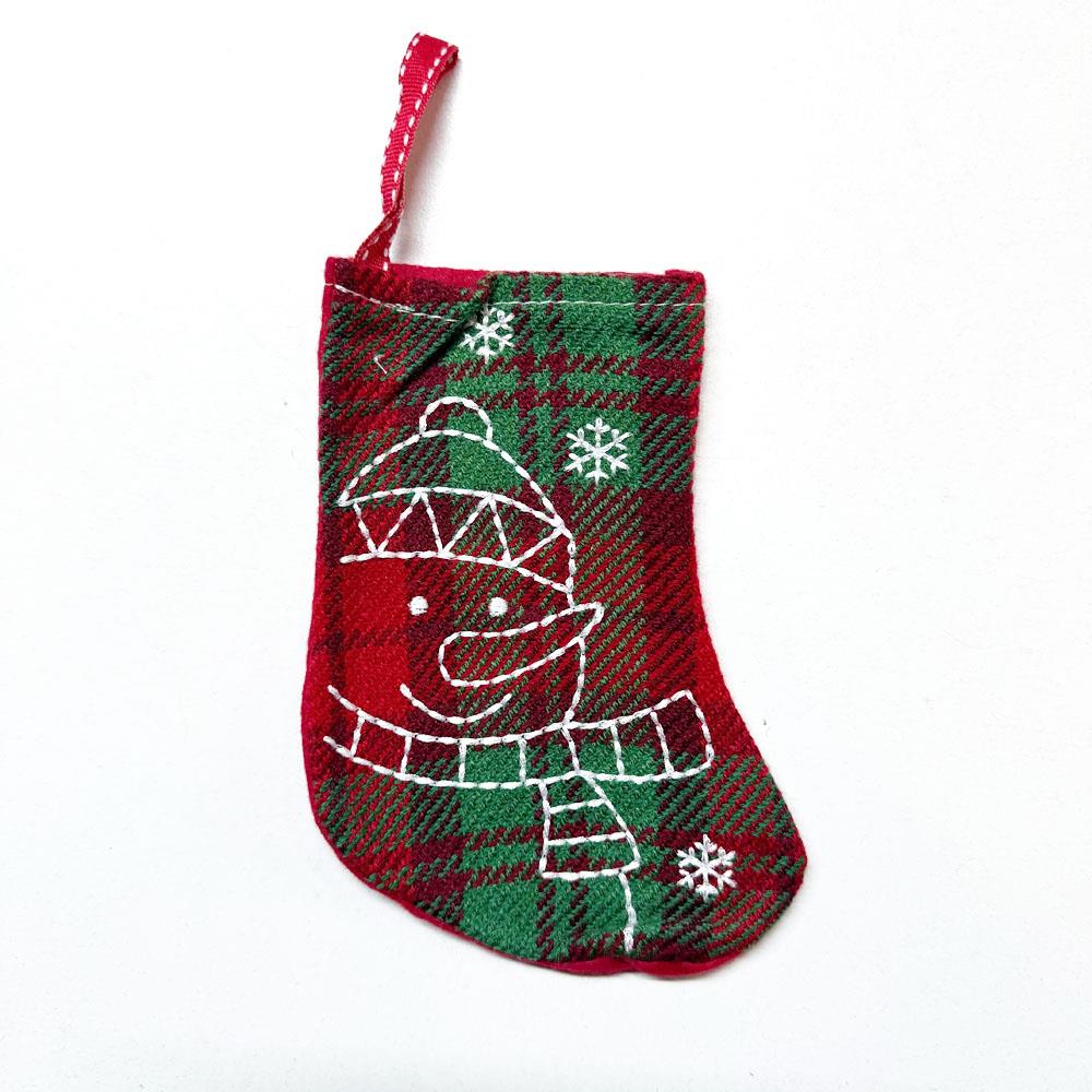 Kardan Adam Nakışlı Çorap Asma Süs 15x10cm Yılbaşı Parti Malzemeleri KostümPartim® Kardan Adam Nakışlı Çorap Asma Süs 15x10cm - Yılbaşı Dekorasyonuna Neşeli Bir Dokunuş