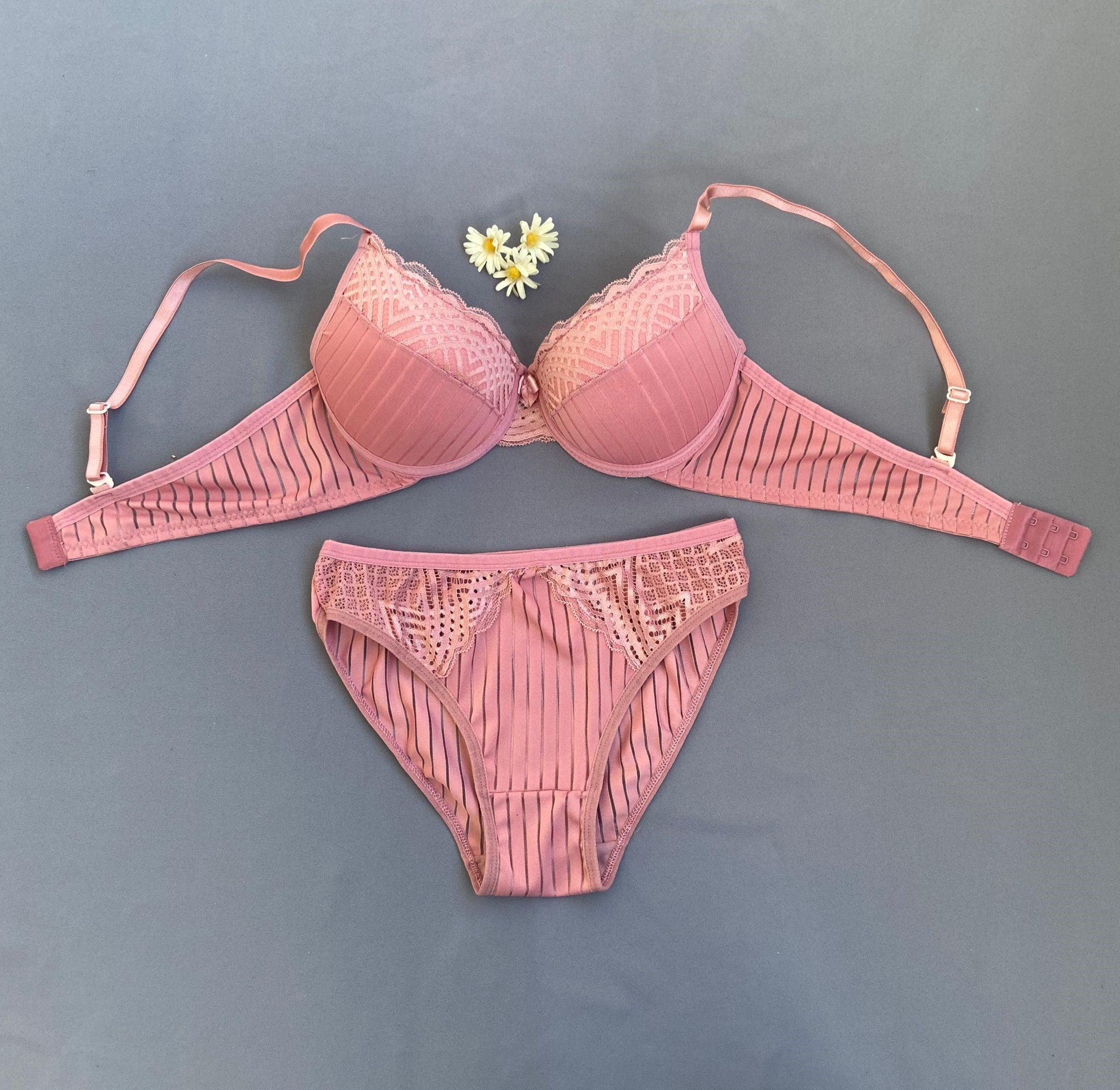 PEMBE DANTEL DETAYLI SÜTYEN TAKIMI