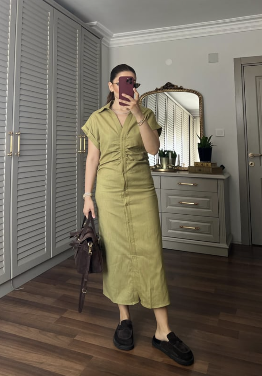 Düğmeli etek giyen kadın modeli - 2025 trendleri