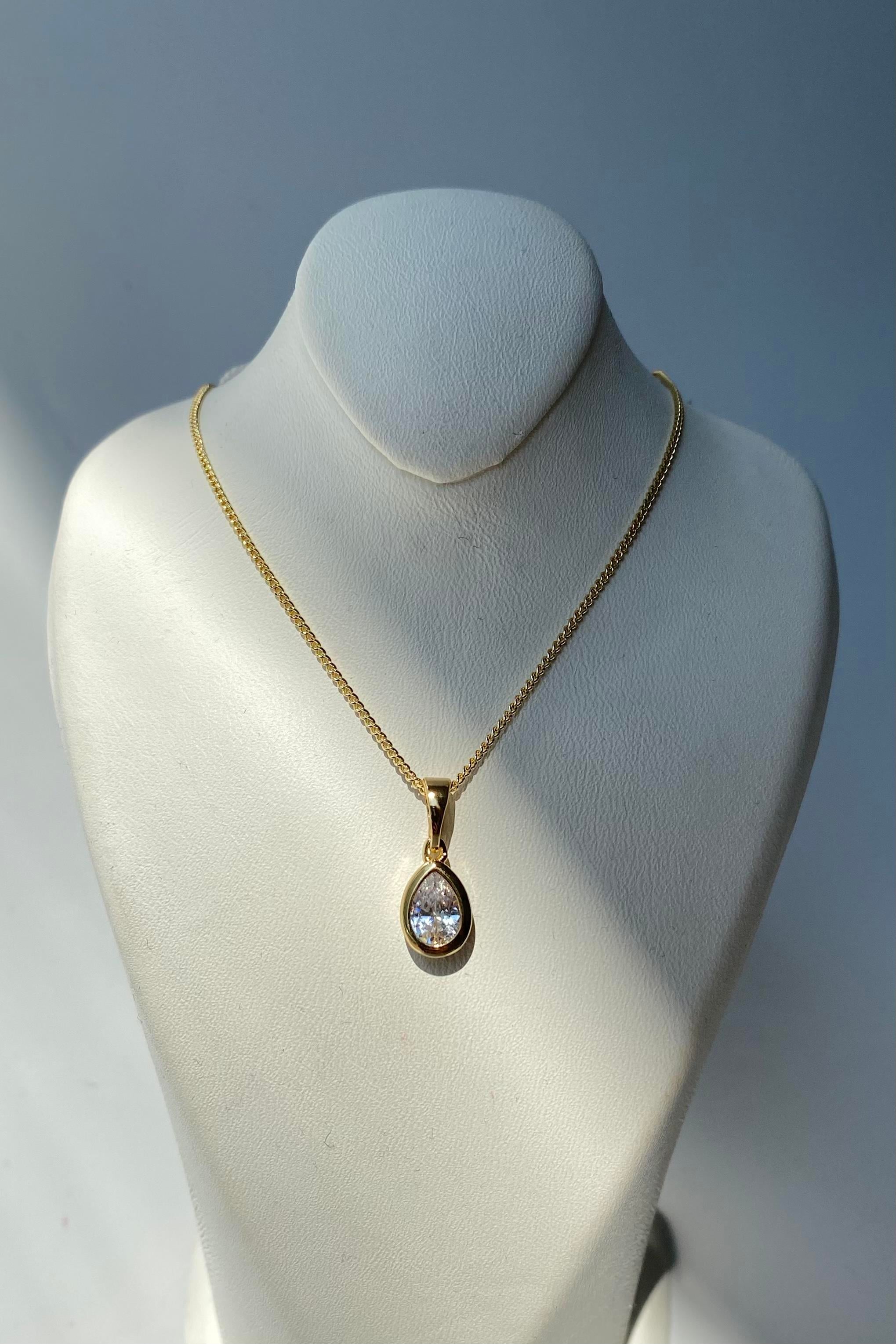 ÇERÇEVELİ DAMLA TAŞ KOLYE