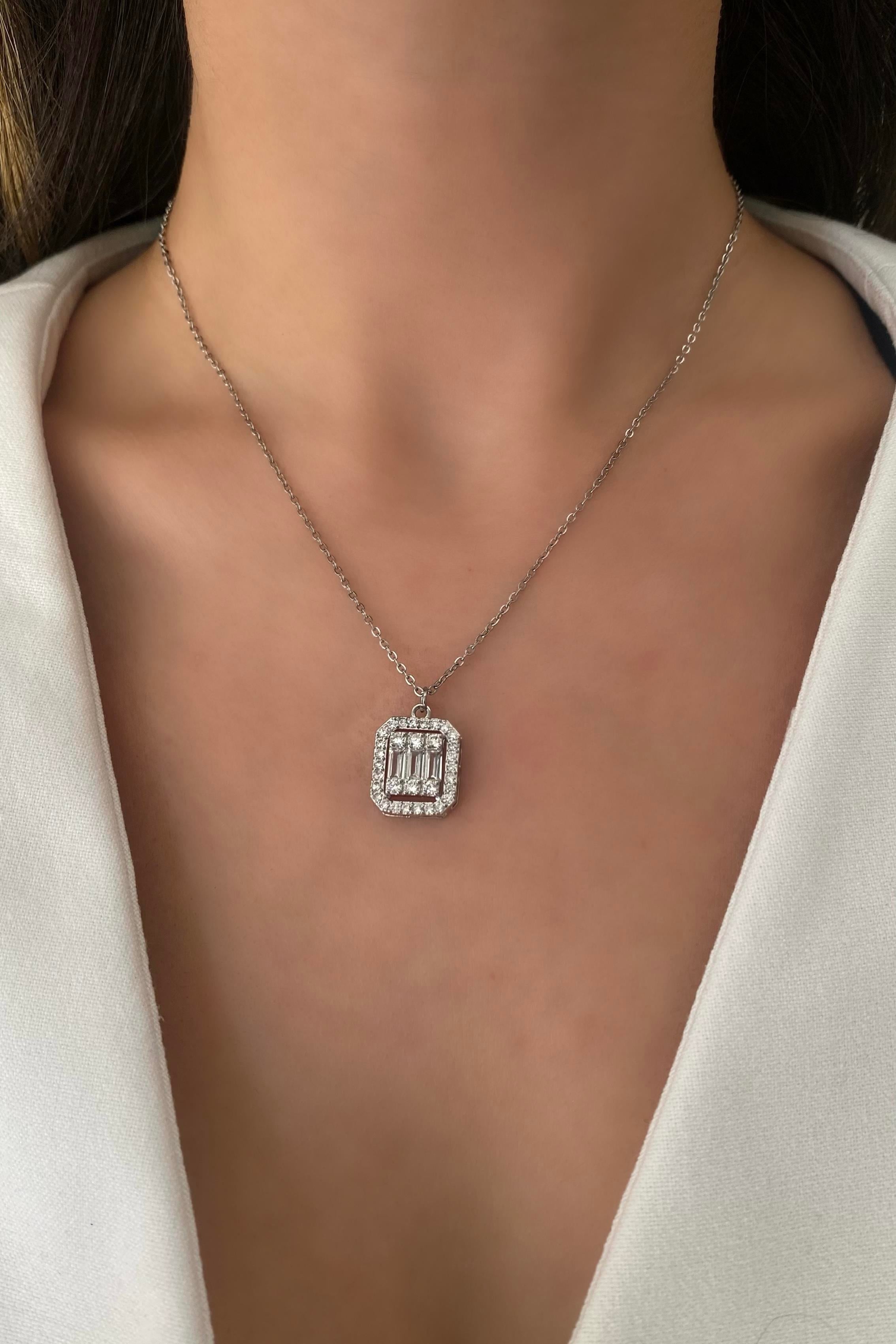 DİKDÖRTGEN KESİM BAGET KOLYE