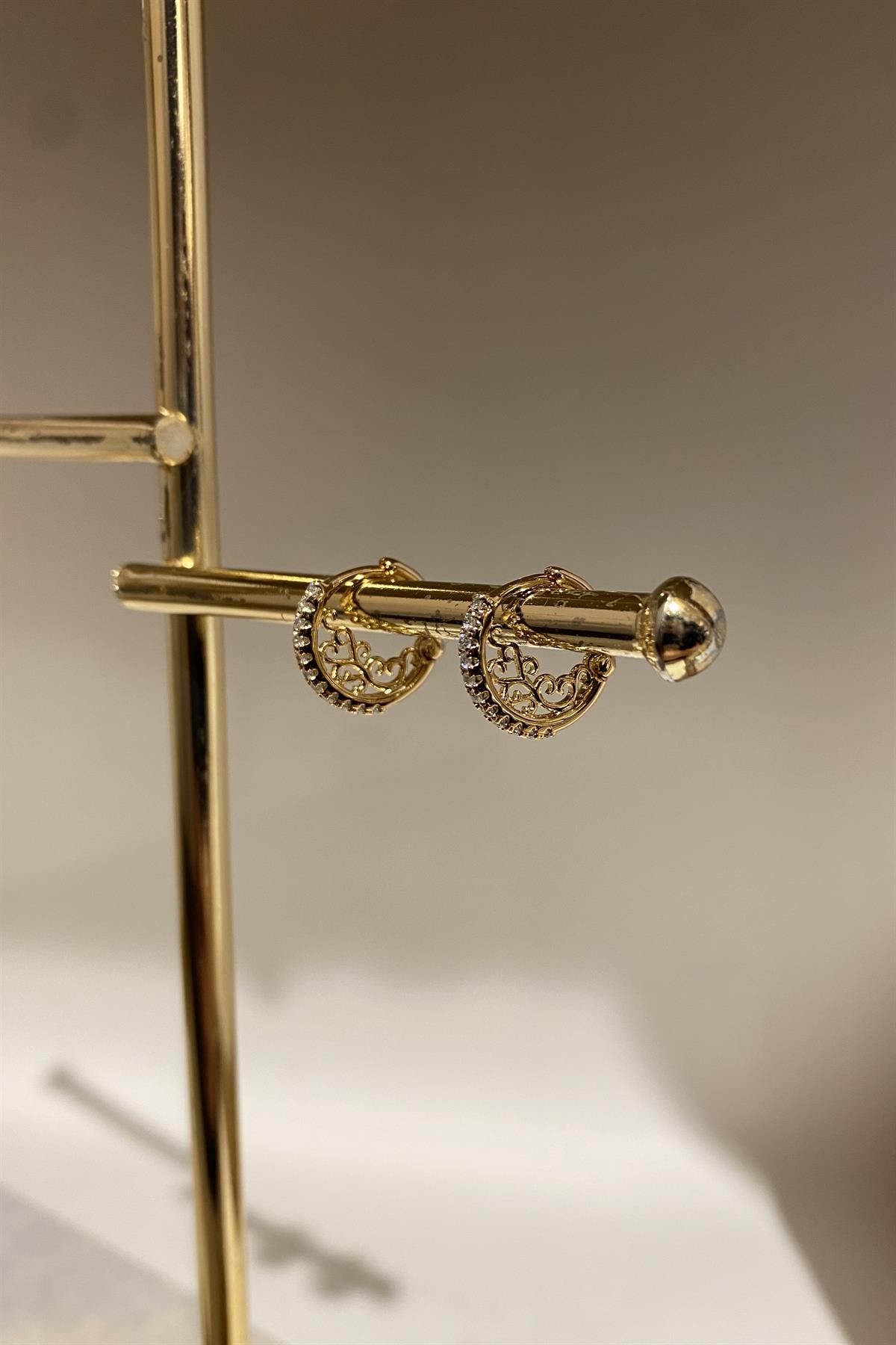 İÇİ S MOTİFLİ HALKA KÜPE 1.5cm